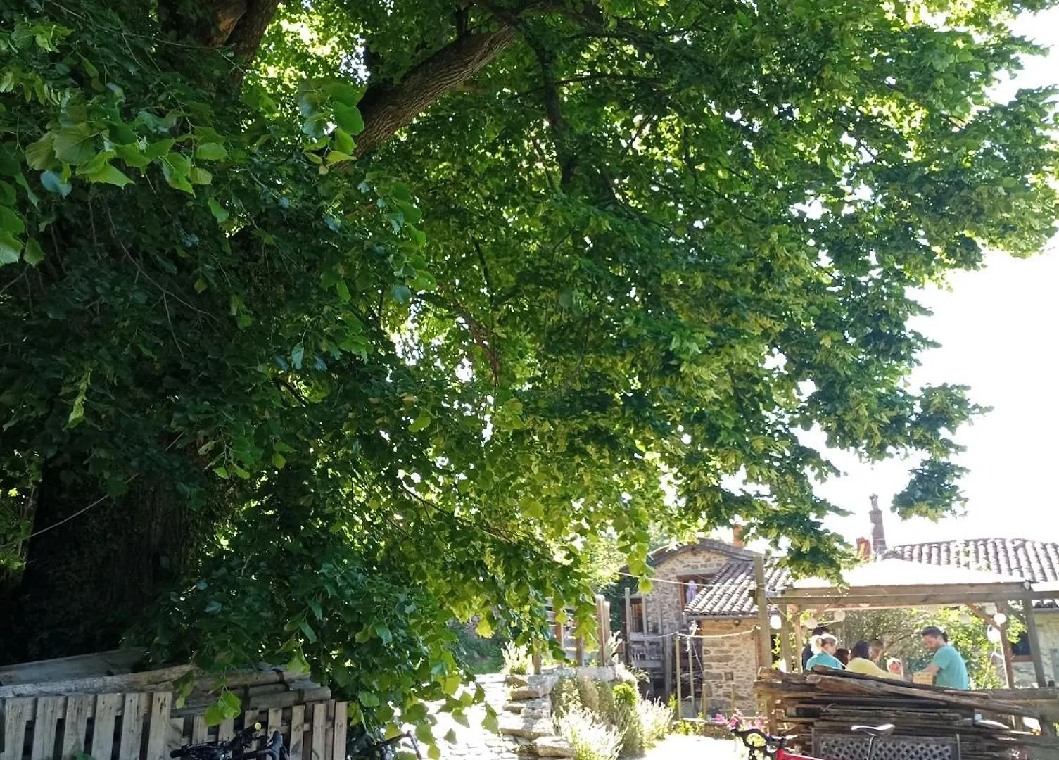 Gites Des Esselards Yzeron 0*,